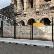 Recinzione da cantiere con pannelli metallici e banner personalizzato all'Arena di Verona, allestimento cantiere fatto da Marzzi Noleggio