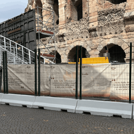 Recinzione da cantiere con pannelli metallici e banner personalizzato all'Arena di Verona, allestimento cantiere fatto da Marzzi Noleggio