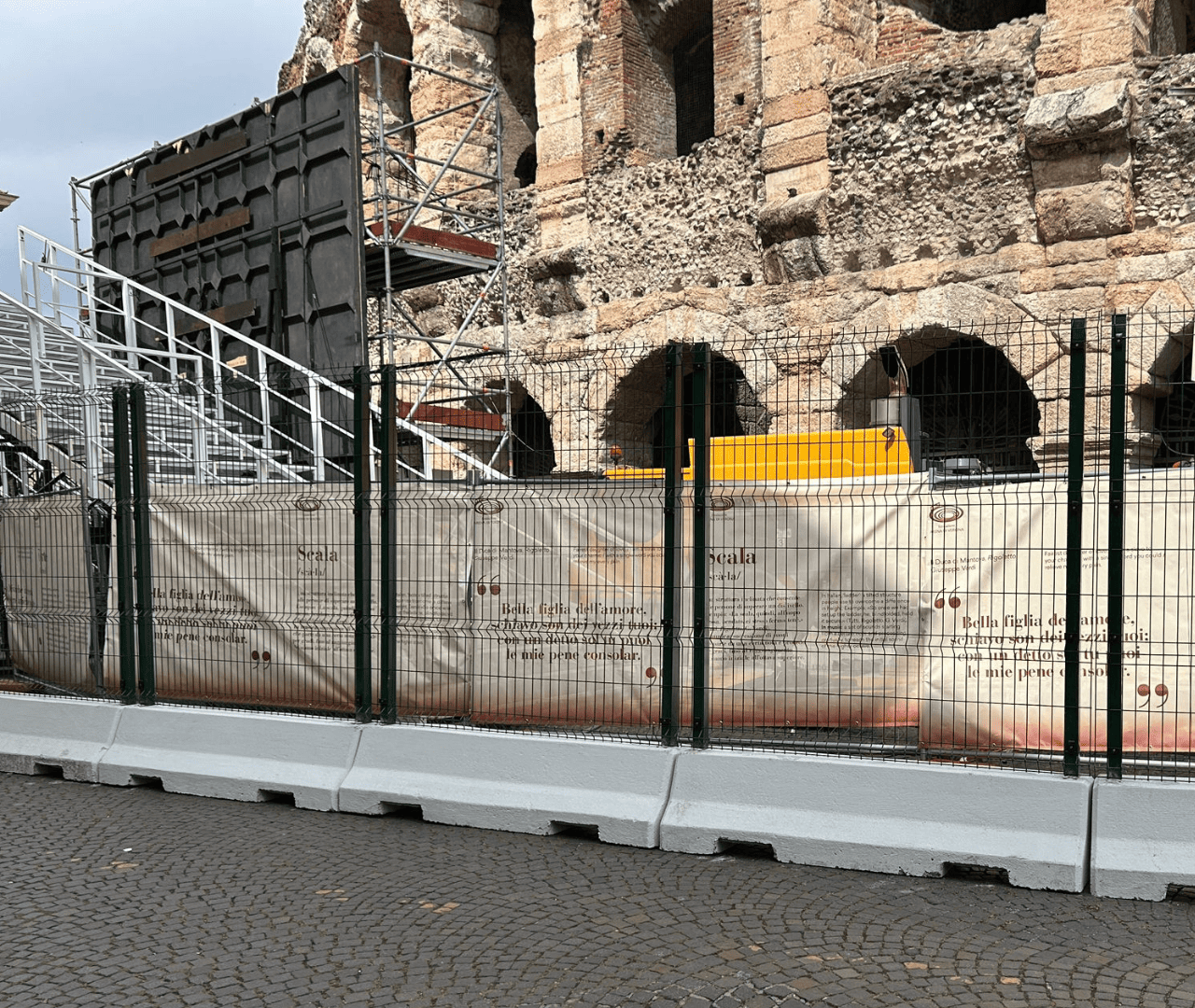 Accantieramento (1) Recinzione da cantiere con pannelli metallici e banner personalizzato all'Arena di Verona, allestimento cantiere fatto da Marzzi Noleggio