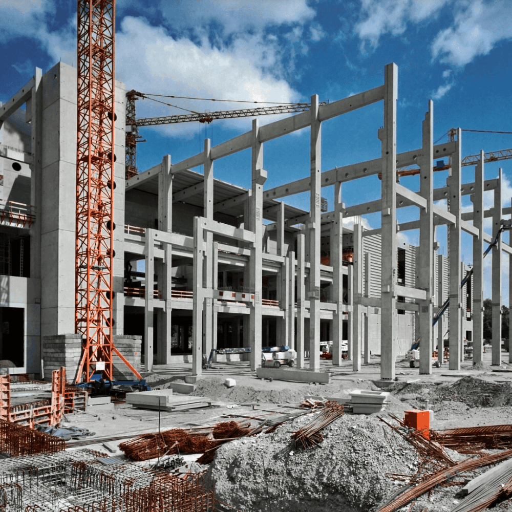 Cantiere edile finanziato dal PNRR 2026 con struttura in cemento armato, gru e opere infrastrutturali in fase di costruzione per interventi su infrastrutture ed energia