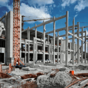 Cantiere edile finanziato dal PNRR 2026 con struttura in cemento armato, gru e opere infrastrutturali in fase di costruzione per interventi su infrastrutture ed energia