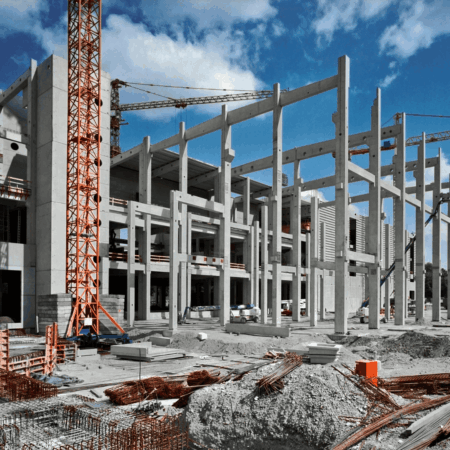 Cantiere edile finanziato dal PNRR 2026 con struttura in cemento armato, gru e opere infrastrutturali in fase di costruzione per interventi su infrastrutture ed energia