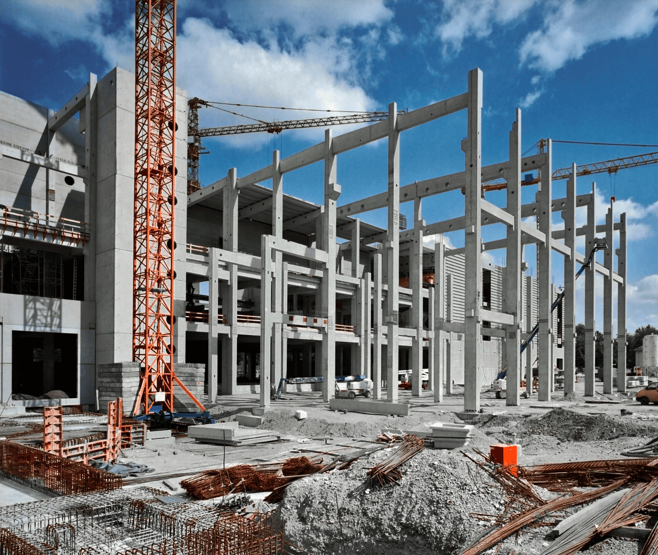 Cantiere edile finanziato dal PNRR 2026 con struttura in cemento armato, gru e opere infrastrutturali in fase di costruzione per interventi su infrastrutture ed energia