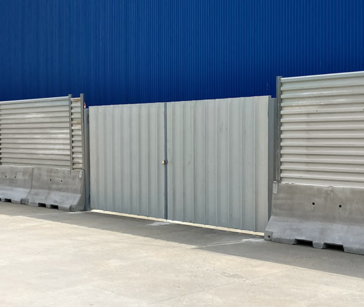 Cancelli carrabili e pedonali su misura per accessi sicuri in cantiere di Marazzi